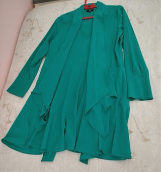 Vestido verde con cascada