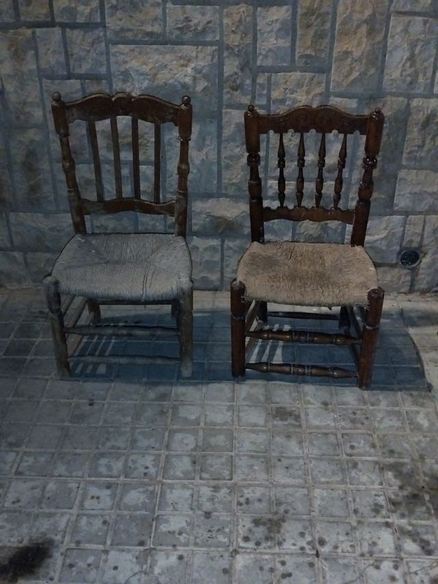 Due sedie rustiche in legno e iuta