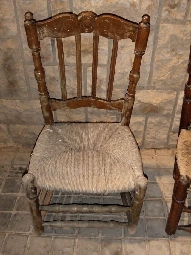 Due sedie rustiche in legno e iuta