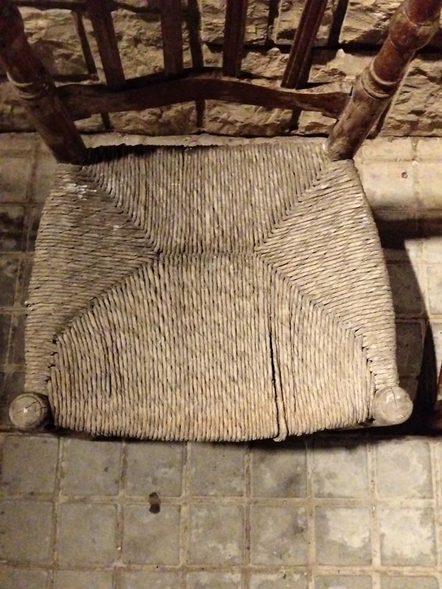 Due sedie rustiche in legno e iuta