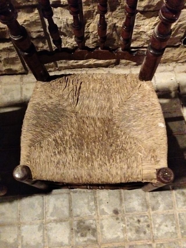 Due sedie rustiche in legno e iuta