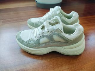 Zapatillas Zara grises y blancas