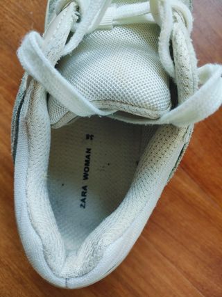 Zapatillas Zara grises y blancas
