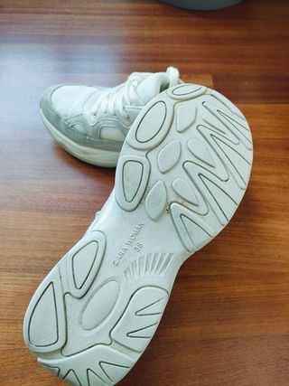 Zapatillas Zara grises y blancas