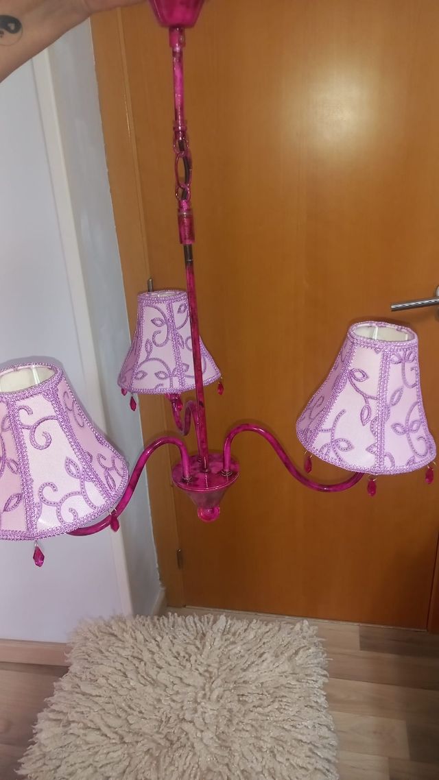 Lámpara colgante rosa y negra