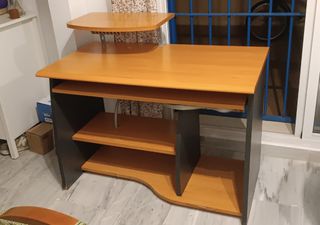 Escritorio de madera y metal