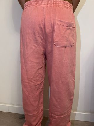 Chándal rosa con dibujo de rosa plateada