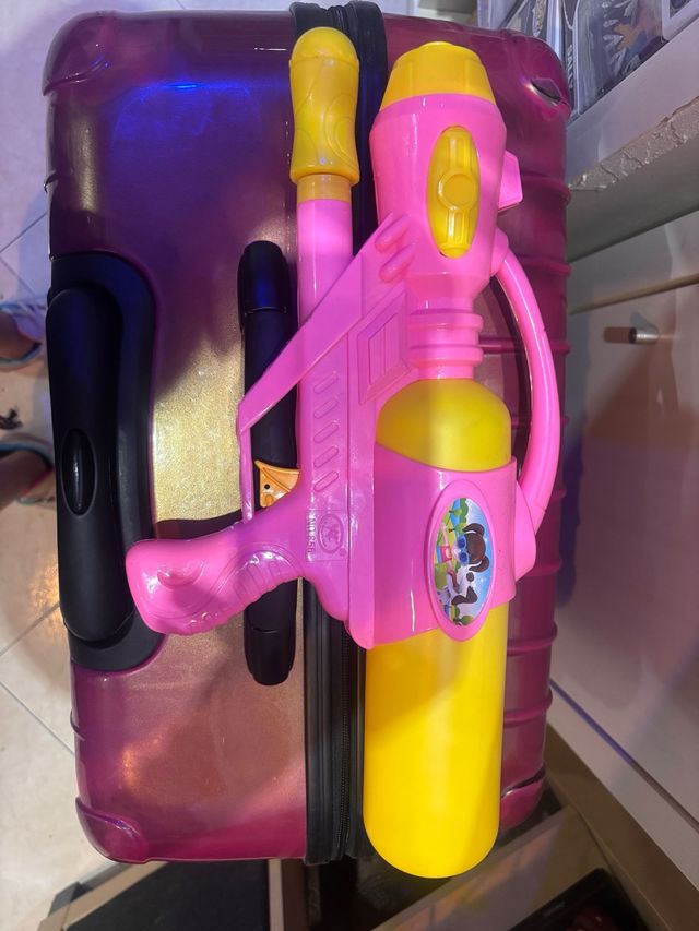 Pistola de agua rosa y amarilla