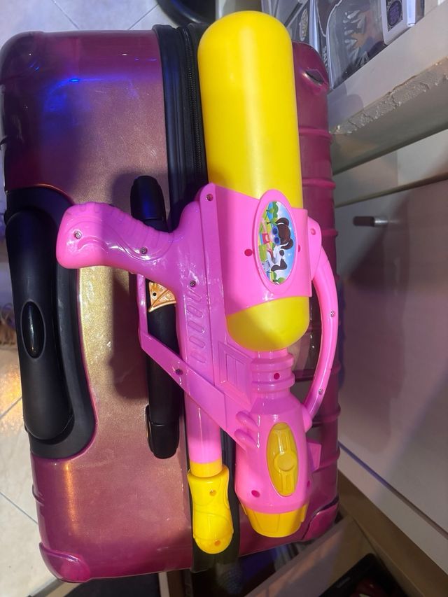 Pistola de agua rosa y amarilla