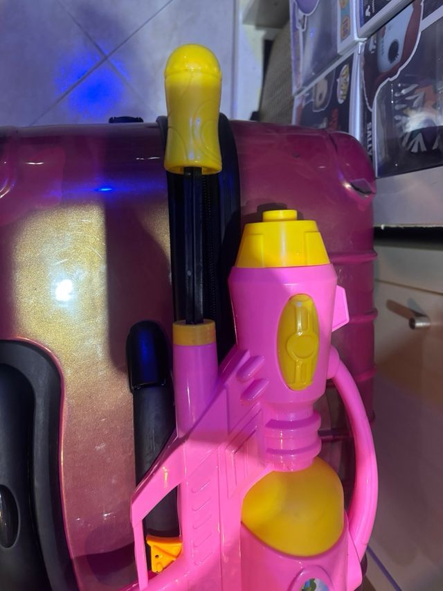 Pistola de agua rosa y amarilla