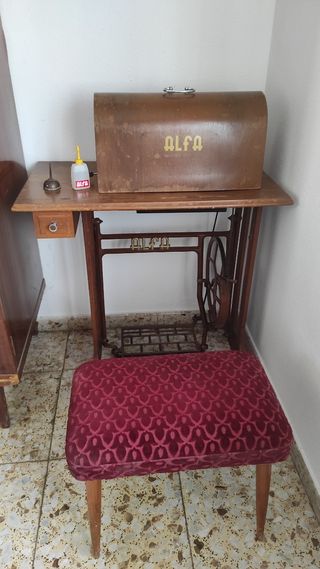 Máquina de coser Alfa con taburete