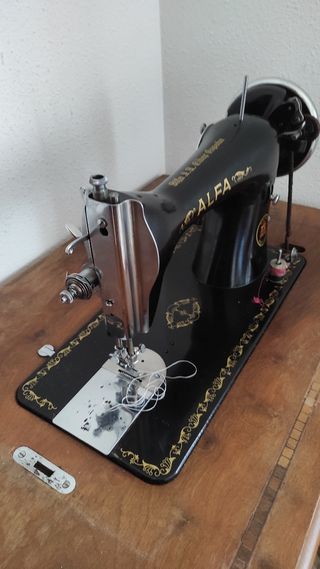 Máquina de coser Alfa con taburete