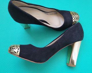 ZAPATOS TACÓN NEGRO Y DORADO.