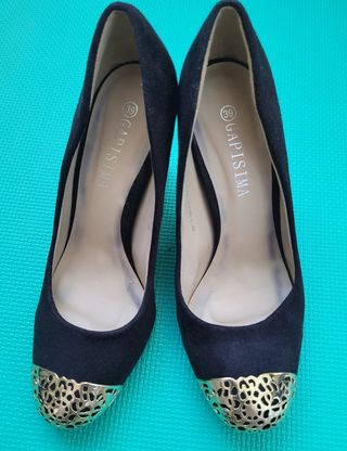 ZAPATOS TACÓN NEGRO Y DORADO.