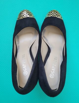 ZAPATOS TACÓN NEGRO Y DORADO.