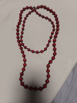 Collar largo de cuentas rojas y grises