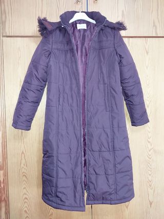 Anorak acolchado con capucha morado.
