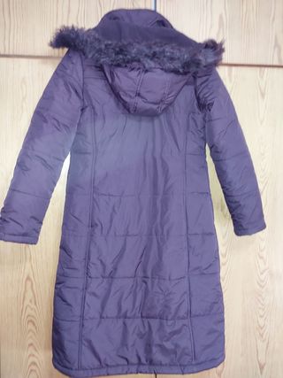 Anorak acolchado con capucha morado.
