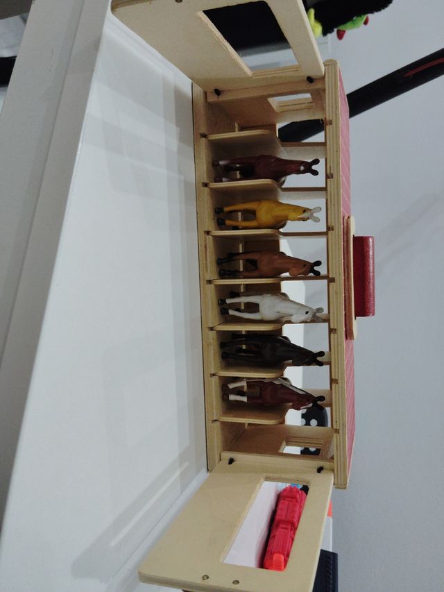 Establo de madera con caballos