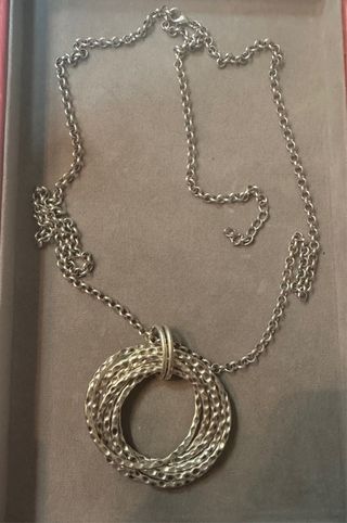 Collar largo con colgante de aros plateados