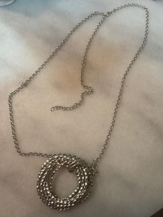 Collar largo con colgante de aros plateados