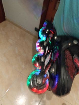 Patines en línea negros y rojos con luces talla 25