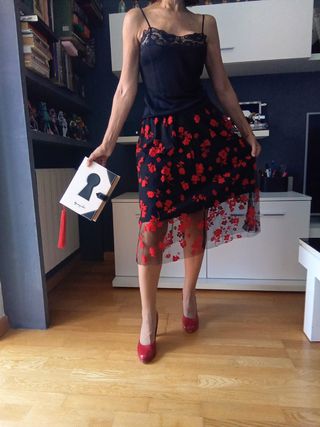 FALDA FLORAL CON TRANSPARENCIAS SIN ESTRENAR 