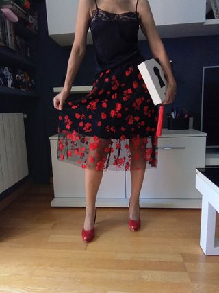 FALDA FLORAL CON TRANSPARENCIAS SIN ESTRENAR 