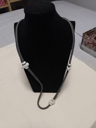 Collar gris y blanco