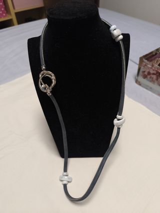 Collar gris y blanco