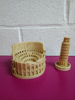 Figuras decorativas: Torre de Pisa y Coliseo