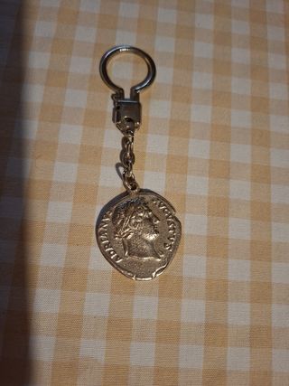 Llavero antiguo con moneda