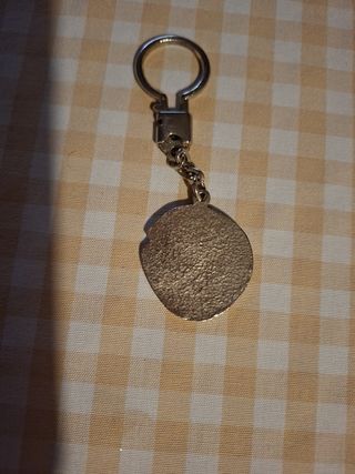 Llavero antiguo con moneda