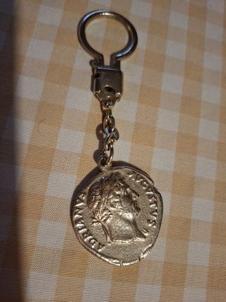 Llavero antiguo con moneda