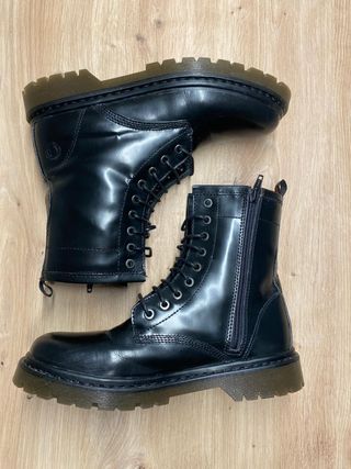 Botines negros con cordones y cremallera
