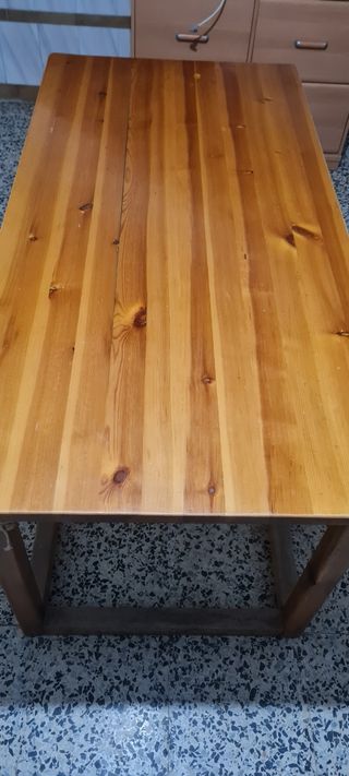 Mesa de madera rústica