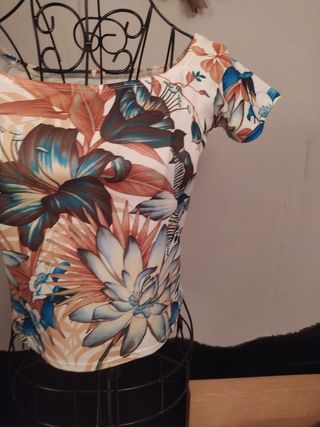 Camiseta de lycra con estampado floral