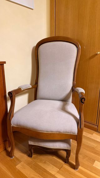 Silla de madera noble recién tapizada