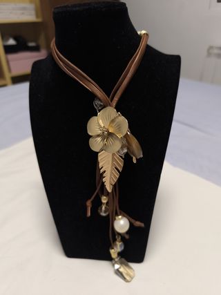Collar de piel con flor dorada