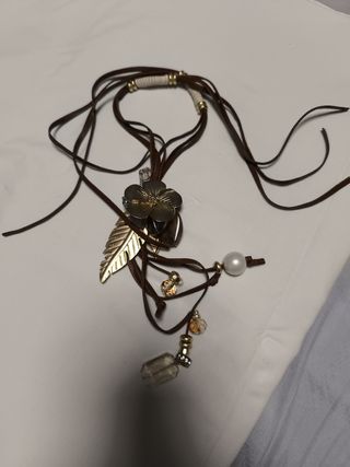 Collar de piel con flor dorada