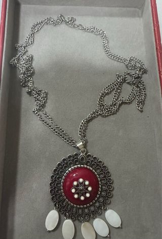 Collar largo plateado con colgante rojo