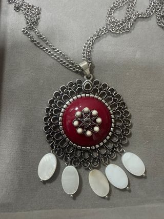 Collar largo plateado con colgante rojo