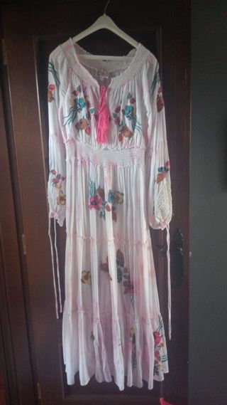Vestido blanco con bordados florales
