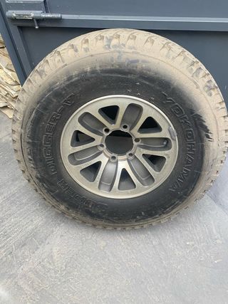Llanta con neumático en buen estado 
