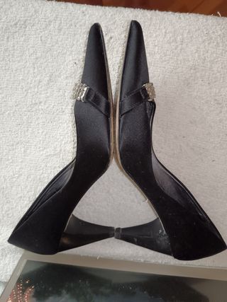 Zapatos de tacón Ferrerias negros con pedrería