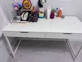 Mesa de escritorio blanca de madera