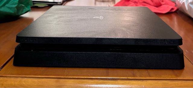 PS4 (PlayStation 4) Negra + 3 Juegos y un mando