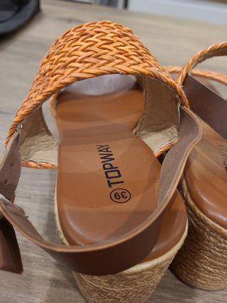 Sandalias de cuña con tiras trenzadas