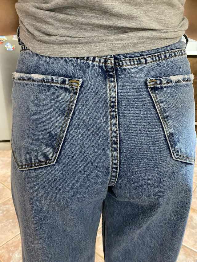 Vaqueros azules con rotos y flecos, Sin marca