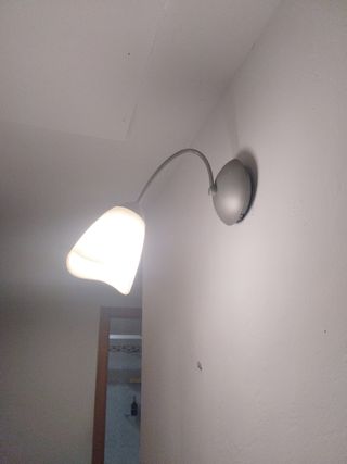 Aplique de pared moderno gris y blanco